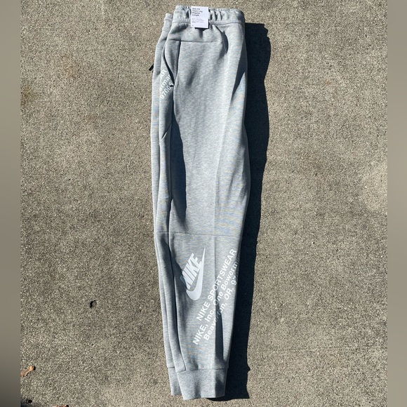 Mens Nike Sportswear Tech Fleece Graphics Joggers Grey White DM6480 063 - Picture 4 of 4